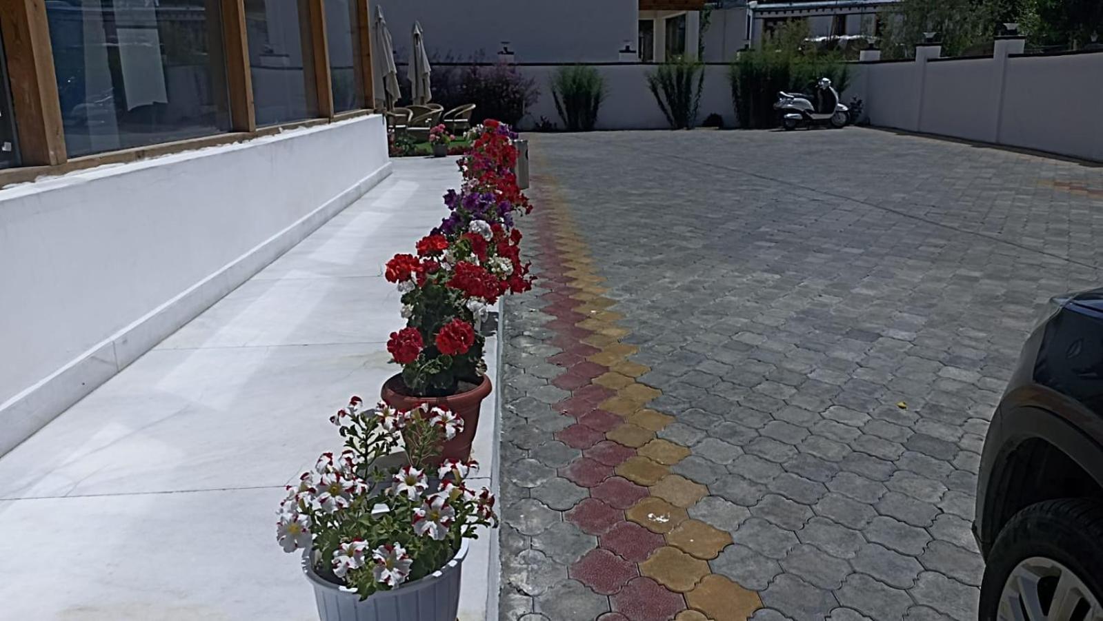 Lha-Zes Hotel Leh Exterior photo